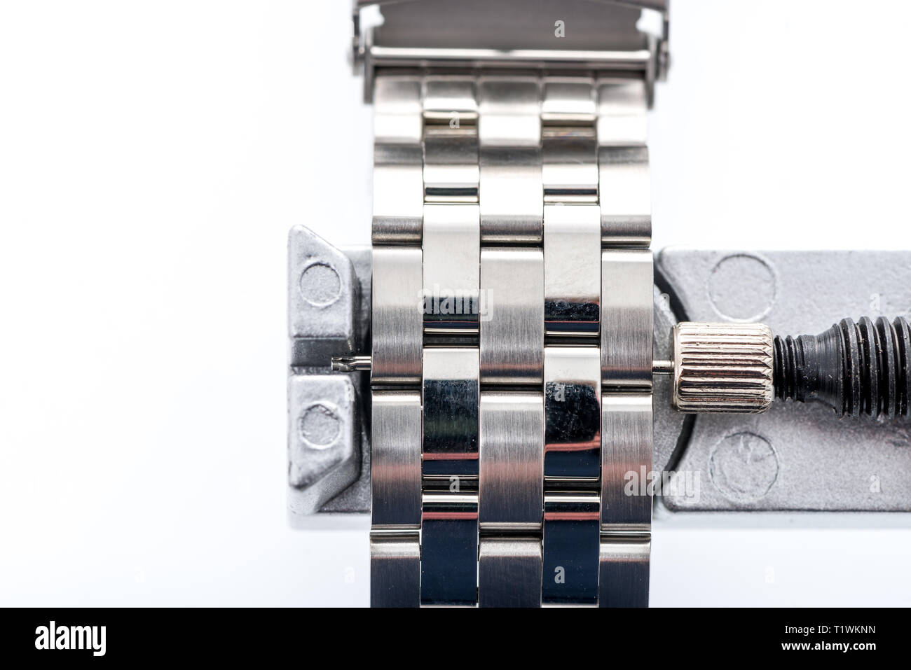 Eine Uhr pin aus Armband mit Uhr link Ausbauwerkzeug an einem isolierten Hintergrund gedrängt. Stockfoto