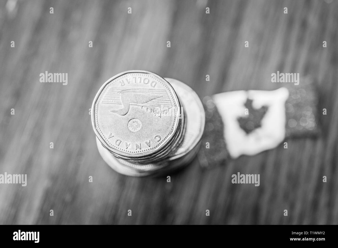Stapel der Kanadischen Dollar Münzen mit der kanadischen Flagge Stockfoto