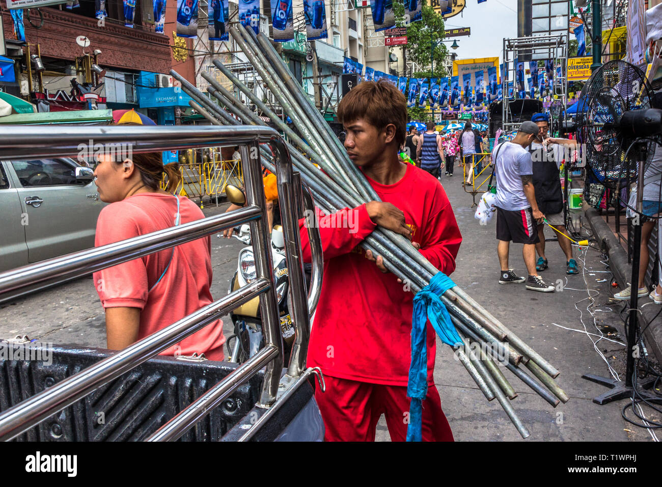 Straße Arbeiter bereitet Bühne für Thai Neujahr Songkran in der Khaosan Road, Bangkok, Thailand Stockfoto
