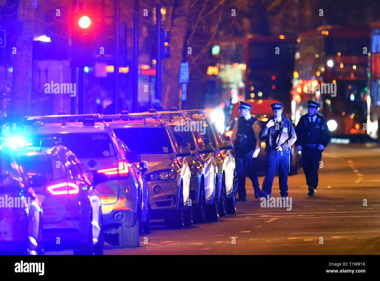 Polizei Tätigkeit außerhalb der zentralen Londoner Moschee, in der Nähe des Regent's Park, London, nach einem Mann mit Stab Verletzungen in einer nahe gelegenen Straße gefunden wurde. Stockfoto