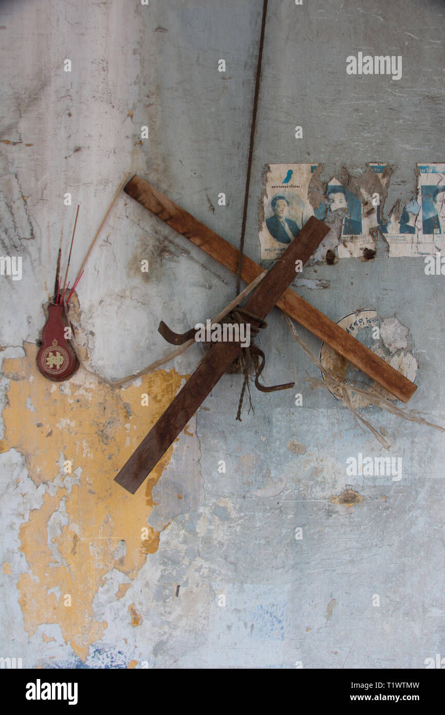 Holz Kreuz auf einer Wand in Bangkok, Thailand Stockfoto