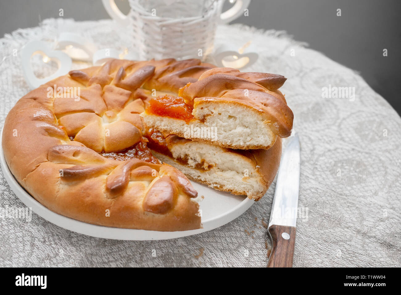 Ein großes Stück luftige Schöne süße Kuchen mit Apple Jam auf einer Platte und einem leinen Tischdecke. Stockfoto
