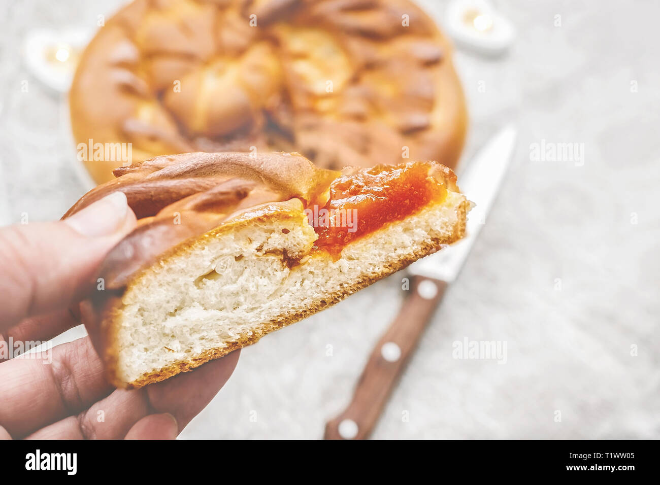 Ein großes Stück luftige Schöne süße Kuchen mit Apple Jam auf einer Platte und einem leinen Tischdecke. Stockfoto