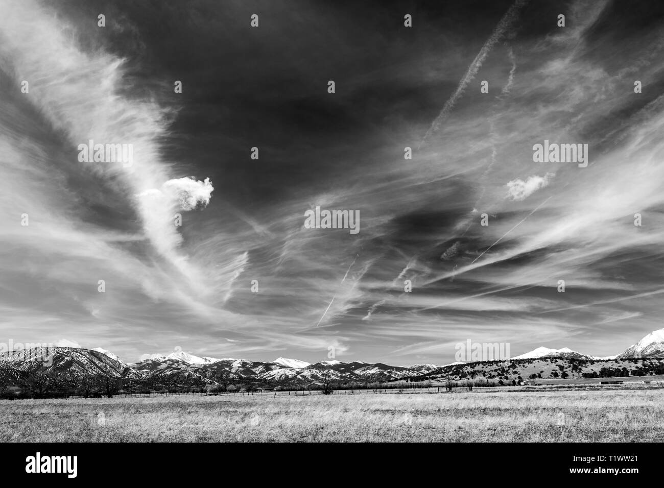 Schwarz & Weiß Blick auf ungewöhnliche Wolkenformationen gegen kobaltblauen Himmel über Rocky Mountains; Colorado; USA Stockfoto