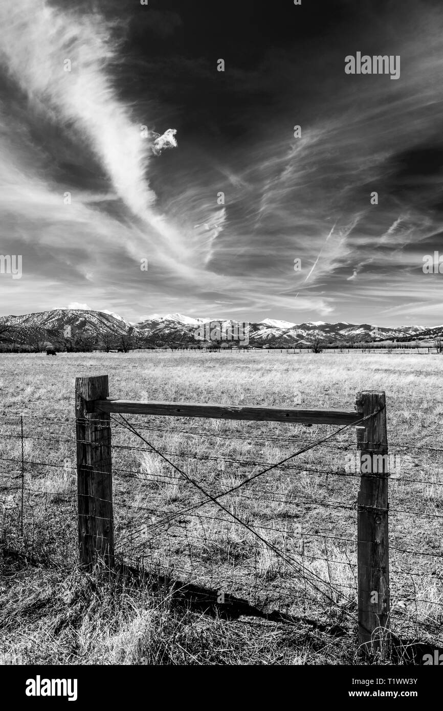 Schwarz & Weiß Blick auf ungewöhnliche Wolkenformationen gegen kobaltblauen Himmel über Rocky Mountains; Colorado; USA Stockfoto