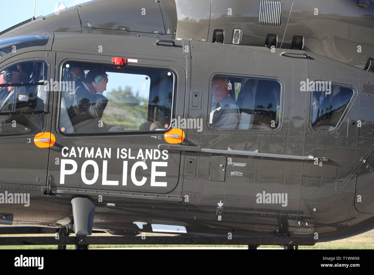 Der Prinz von Wales mit Gouverneur Martyn Roper in einem Polizeihubschrauber, Ankunft Hurricane Relief Personal bei seinem Besuch in der Cayman Islands zu erfüllen. Stockfoto