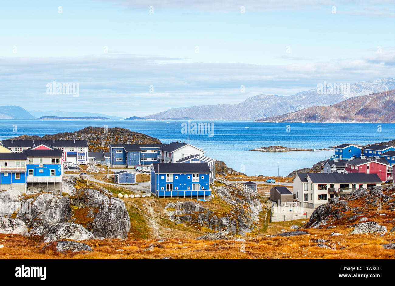 Inuit Häuser und Hütten im Wohnviertel von Nuuk Stadt mit Fjord und die Berge im Hintergrund, Grönland Stockfoto