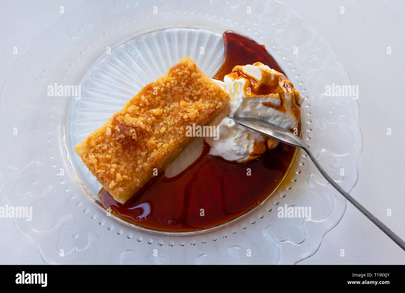 Apfelkuchen mit Karamellsauce und Schlagsahne Stockfoto