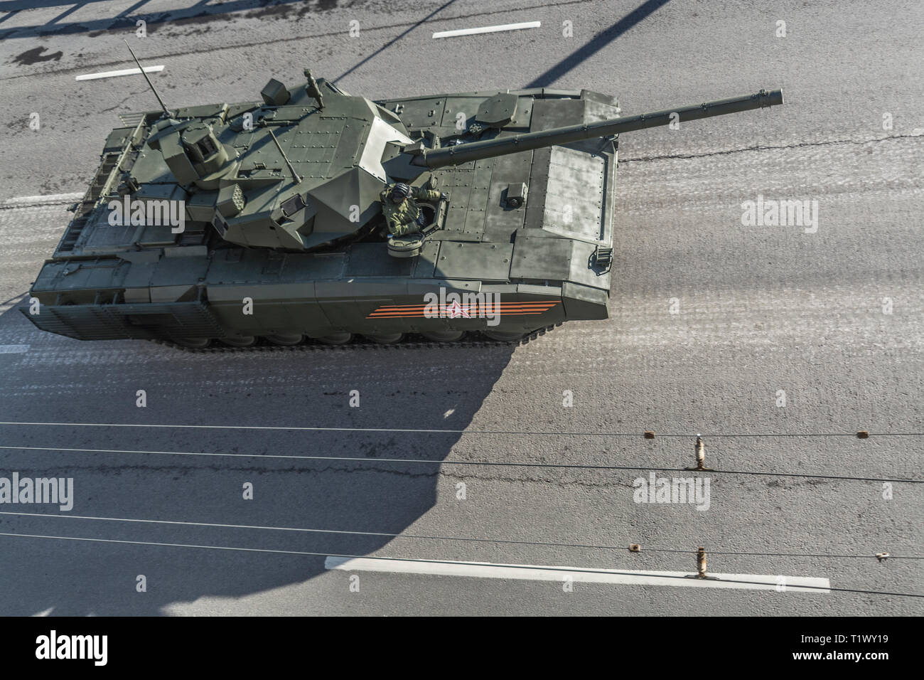 Mai 9, 2015. Tank T-14 Armata in Richtung Rotes Quadrat am Sieg Parade, Ansicht von oben zu beteiligen. Stockfoto