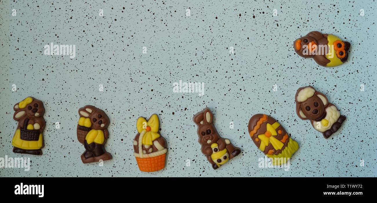 Ostern Schokolade Häschen Körbe auf Sommersprossige blauer Hintergrund Stockfoto
