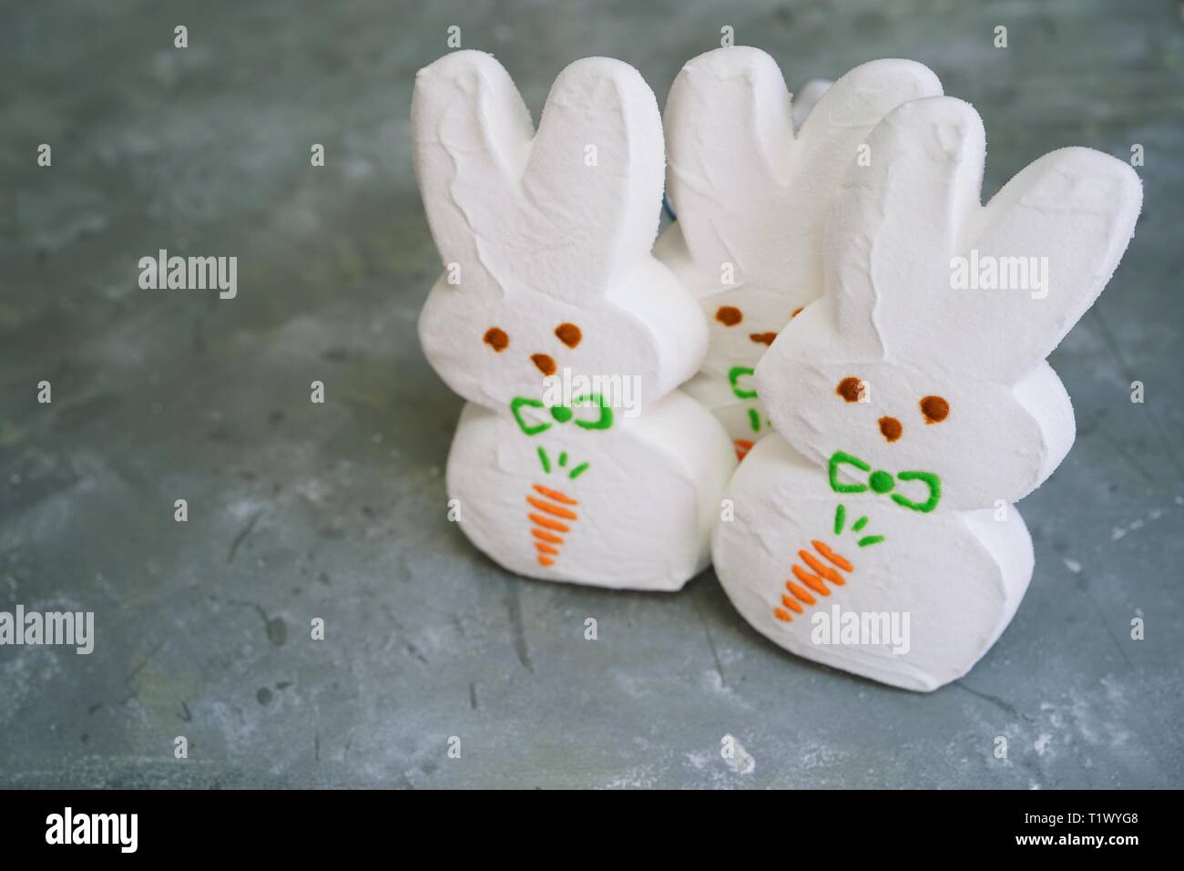 White Marshmallow Bunnies - Ostern Hintergrund, selektiver Fokus Stockfoto