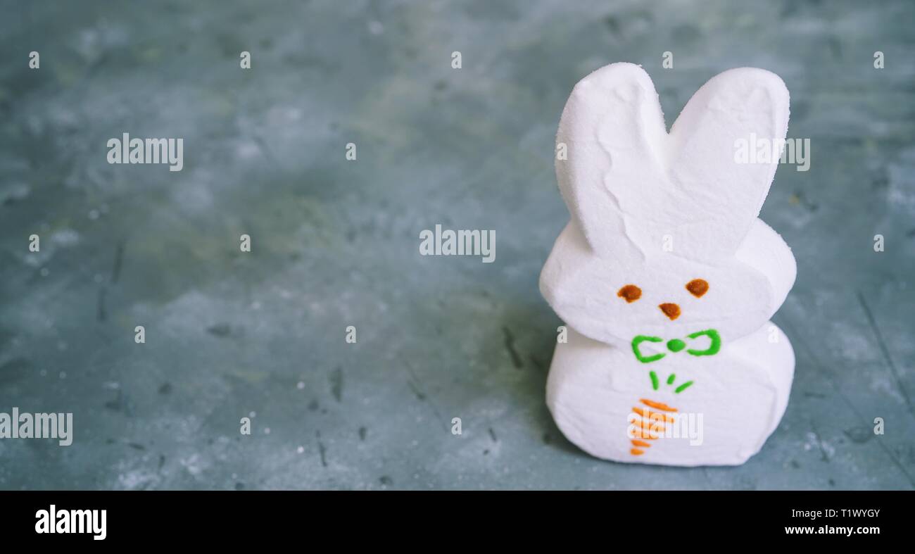 Einzelne große weiße Marshmallow Bunny / Ostern Hintergrund, selektiver Fokus Stockfoto