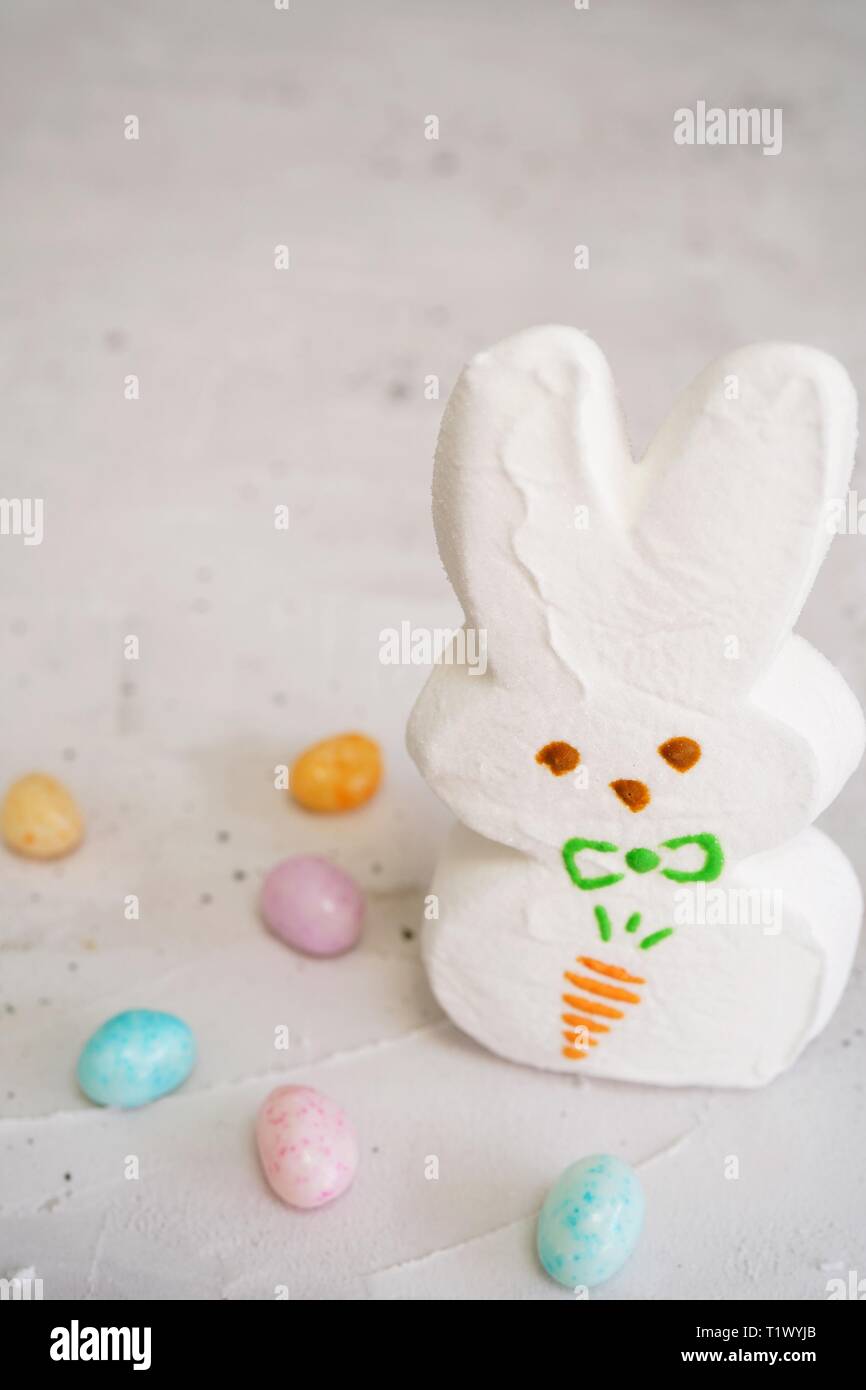 Einzelne große weiße Marshmallow Bunny / Ostern Hintergrund, selektiver Fokus Stockfoto