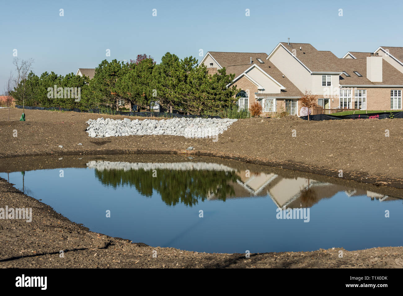 Rückhaltebecken und suburbanen Trakt Gehäuse Stockfoto