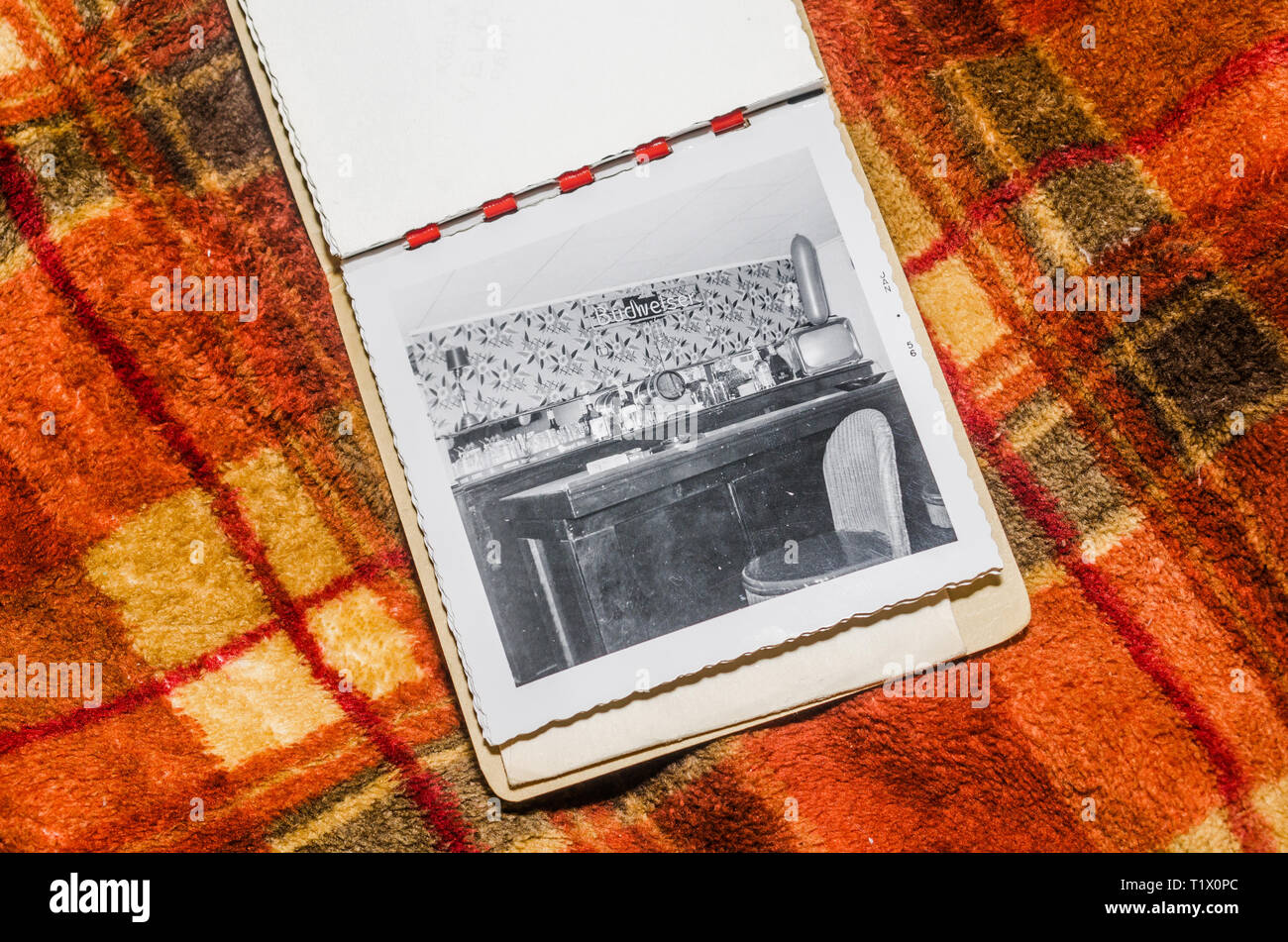 Vintage Foto zeigt eine Basement Bar sitzen auf einem karierten Decke Stockfoto