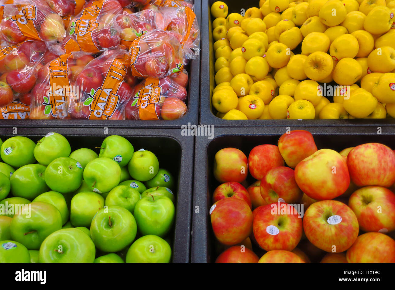 Mehrfarbige Äpfel in einem bin. Stockfoto