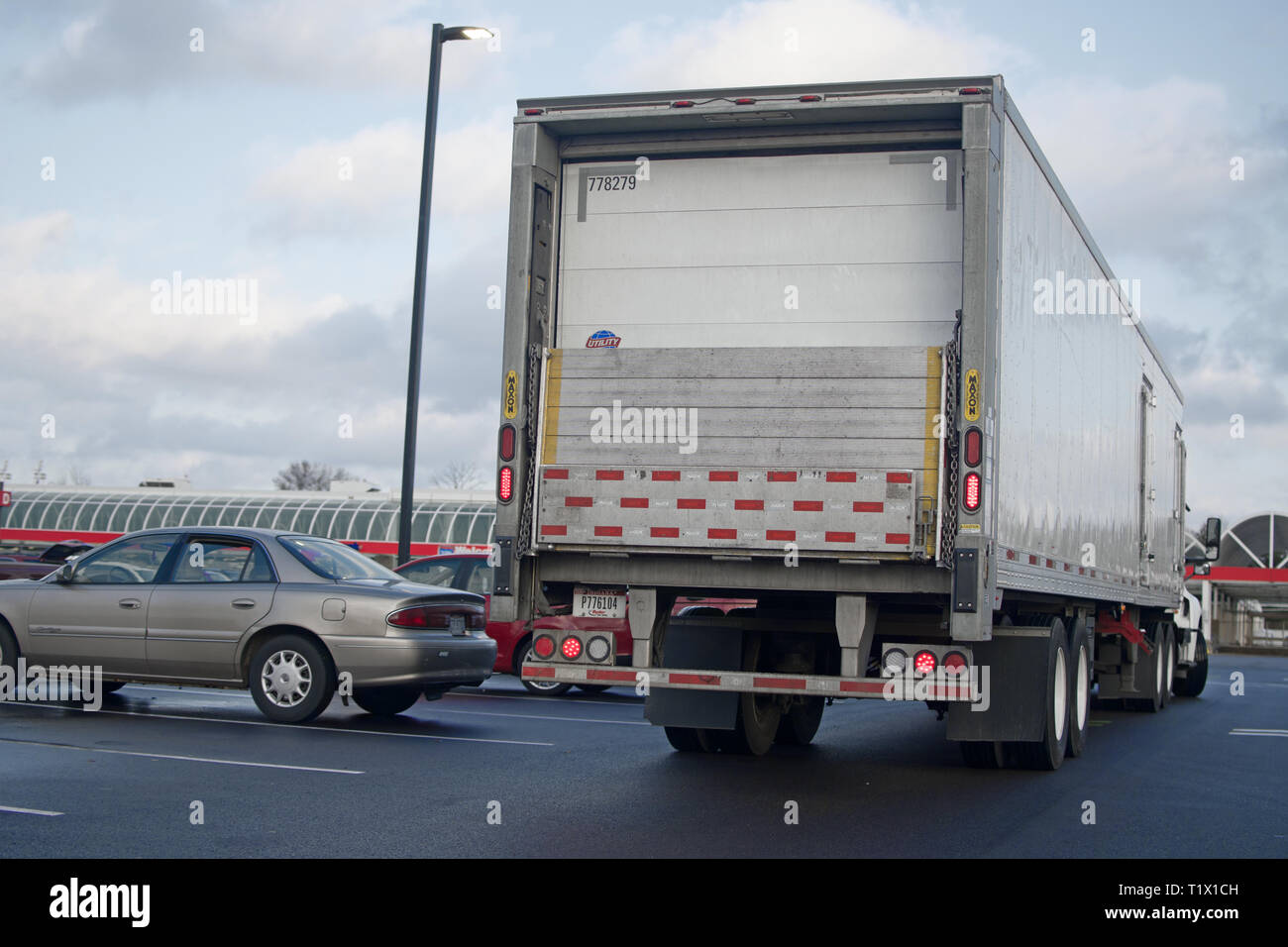 Die Rückseite eines grau Semi Truck Lieferung im Lebensmittelgeschäft. Stockfoto