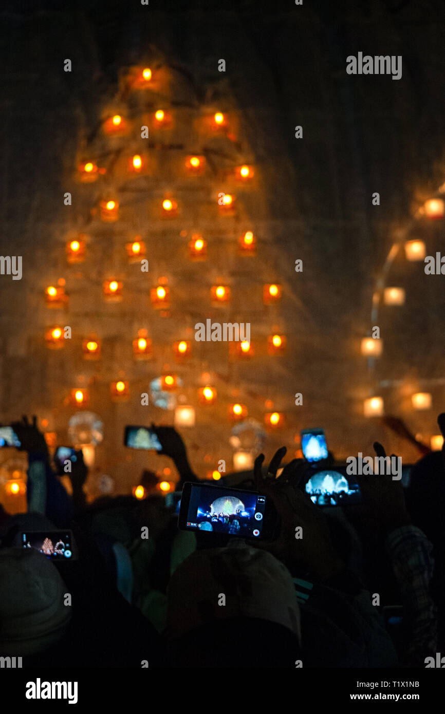 Die burmesische einheimischen Smartphones verwenden, um Momente bei der jährlichen Feuer Ballon Festival, Taunggyi, Myanamr. Stockfoto