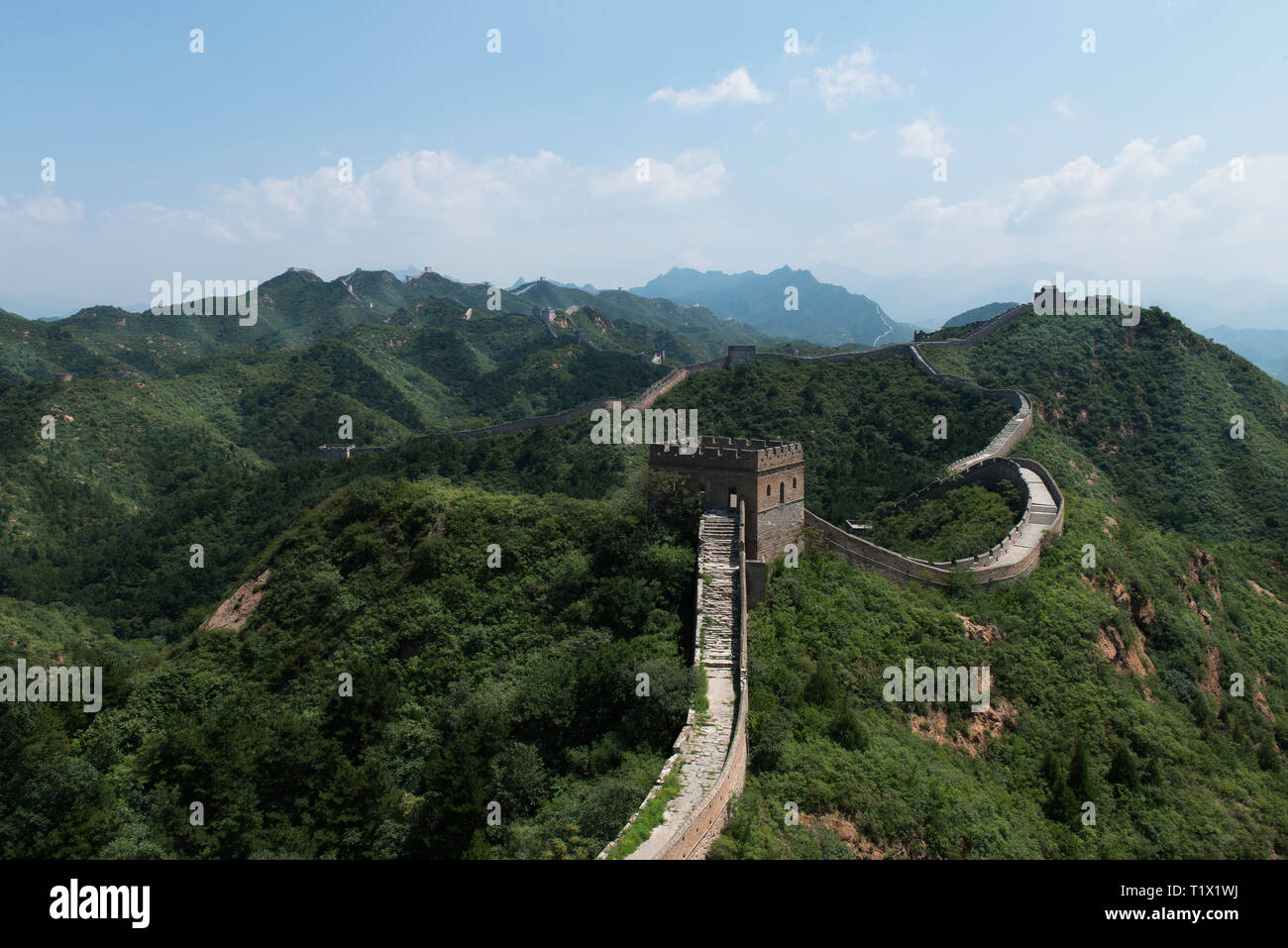 Panorama von Mutianyu, einem Abschnitt der Großen Mauer von China. Berge und Hügel reicht von grünen Bäumen im Sommer umgeben. Bezirk Huairou, Beiji Stockfoto