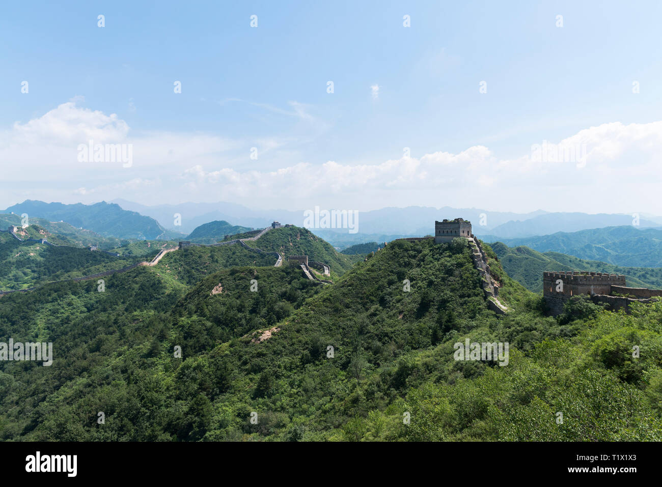 Panorama von Mutianyu, einem Abschnitt der Großen Mauer von China. Berge und Hügel reicht von grünen Bäumen im Sommer umgeben. Bezirk Huairou, Beiji Stockfoto