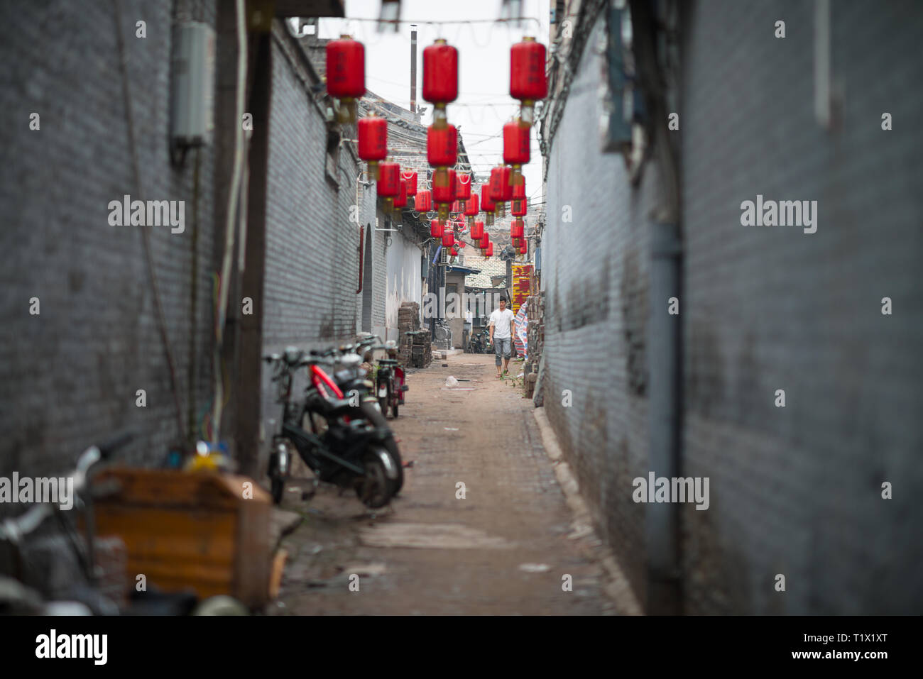 Pingyao, China - 08 14 2016: Rote Laternen in einer Straße in Pingyao. Die alte Stadt von Pingyao ist ein berühmtes Reiseziel. Shanxi, China Stockfoto