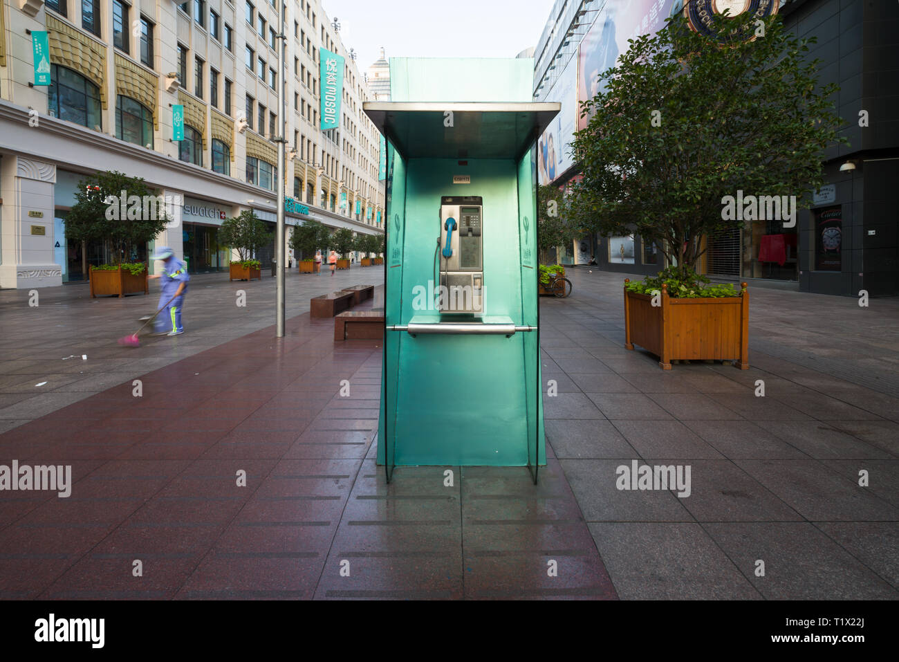 Shanghai, China - 08 12 2016: Grüne Telefonzelle auch Phone Booth, Telefon Kiosk, Anruf, Telefon oder öffentlichen Telefon in sogenannten Stockfoto