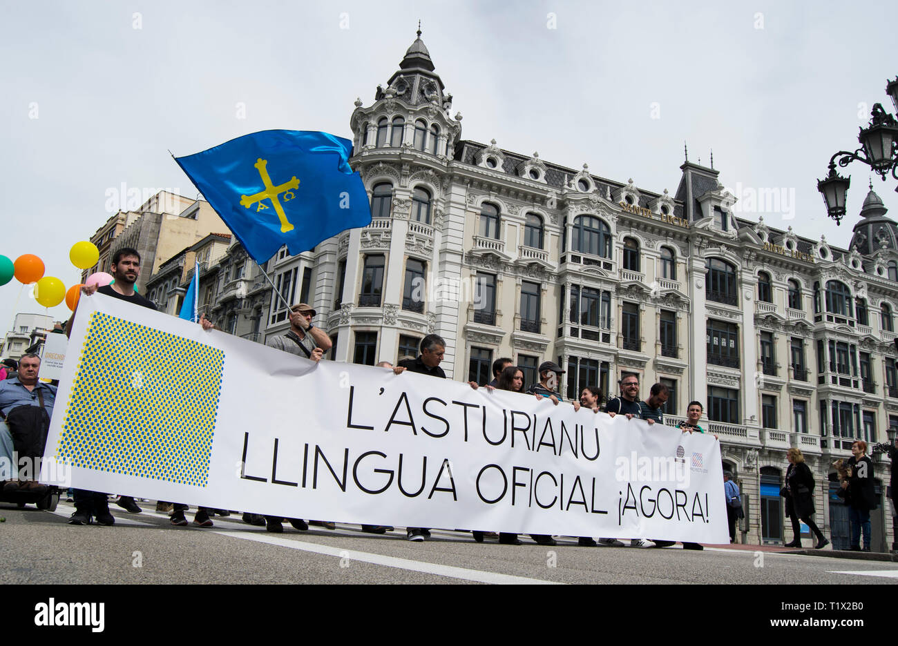 Manifestación en Oviedo eine Bevorzugung de la oficialidad de la lengua Asturiana. L'asturianu llingua Oficial. Oviedo, Asturien. Stockfoto