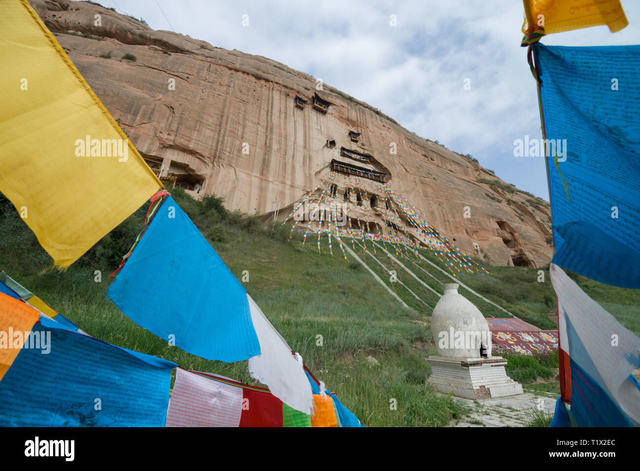 Mati Si Cave Tempel und bunten Gebetsfahnen in Gansu, China Stockfoto