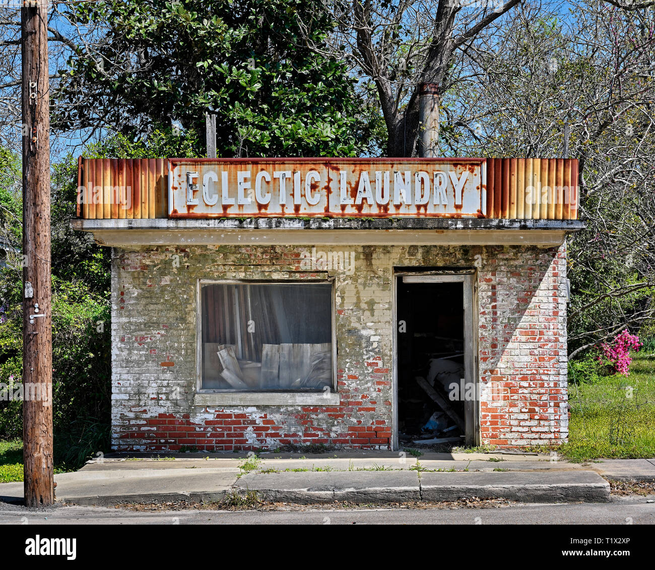 Aufgegeben und verlassen geschlossen Eklektische Wäscheservice Business alten Backsteingebäude in ländlichen Eklektische Alabama, USA. Stockfoto