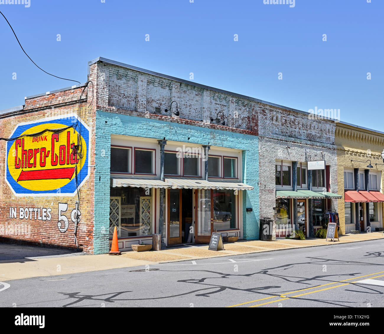 Kleine Stadt Stores in den USA, Geschäften und Läden mit gemalten Werbung auf das Gebäude in Alexander City Alabama, USA. Stockfoto