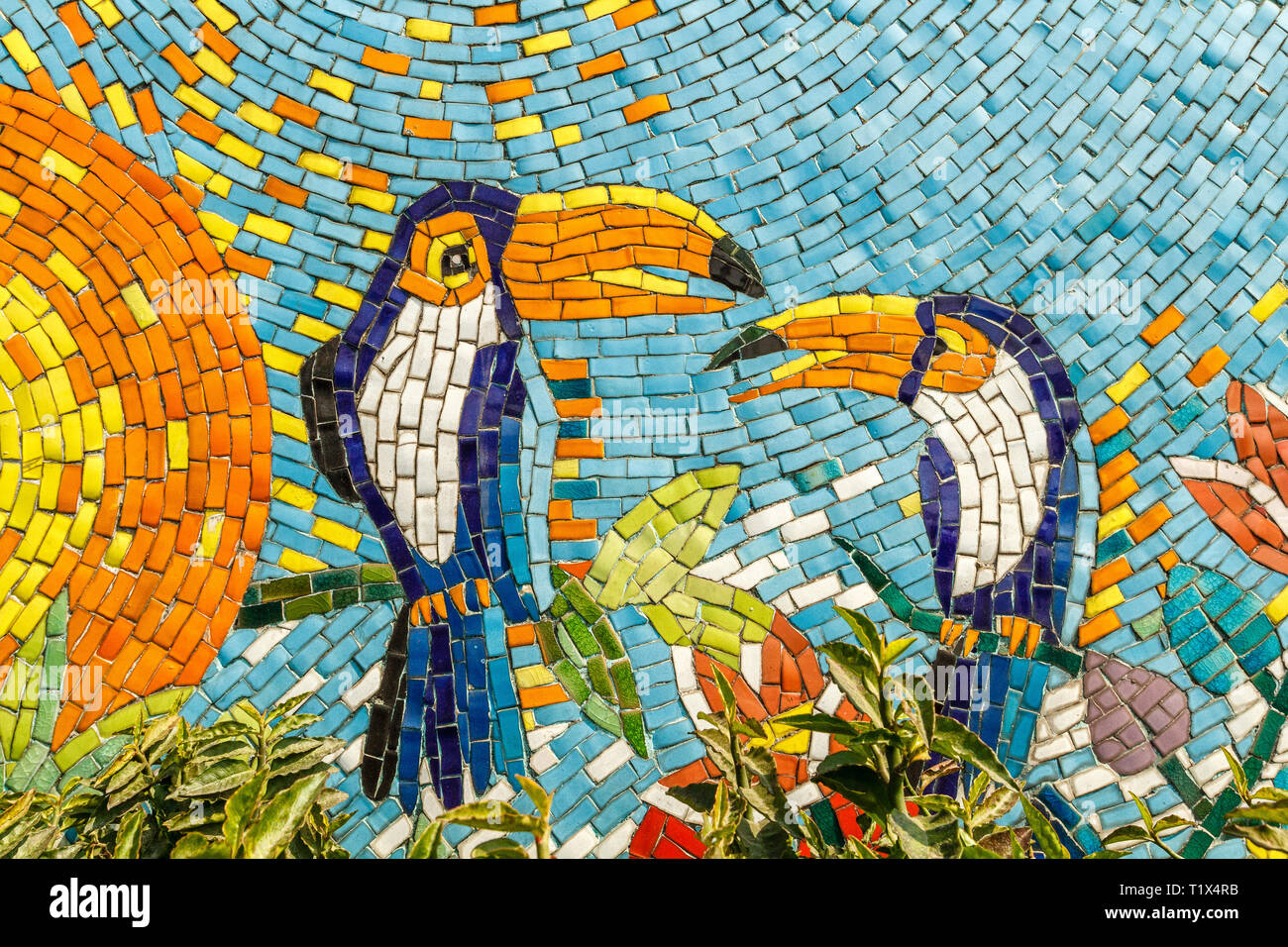 Hanoi Keramik Mosaik Wandbild oder Hanoi Keramik Straße. Vietnam. Mit zwei tropische Vögel. Die längste Keramische Wand in der Welt, Guinness Rekord. Stockfoto
