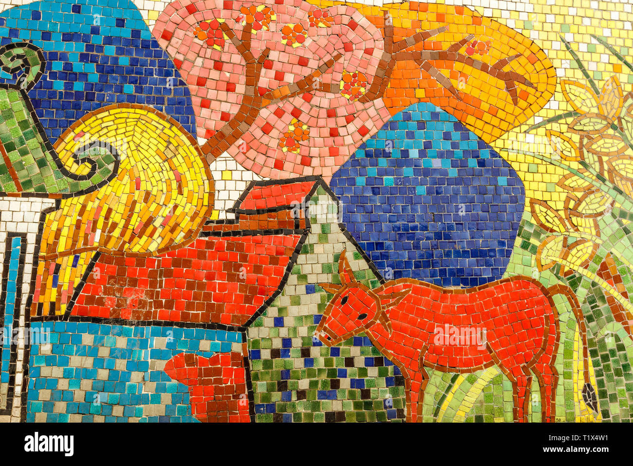 Hanoi Keramik Mosaik Wandbild oder Hanoi Keramik Straße. Vietnam. Darstellung von Windmühlen. Die längste Keramische Wand in der Welt, Guinness Rekord. Stockfoto