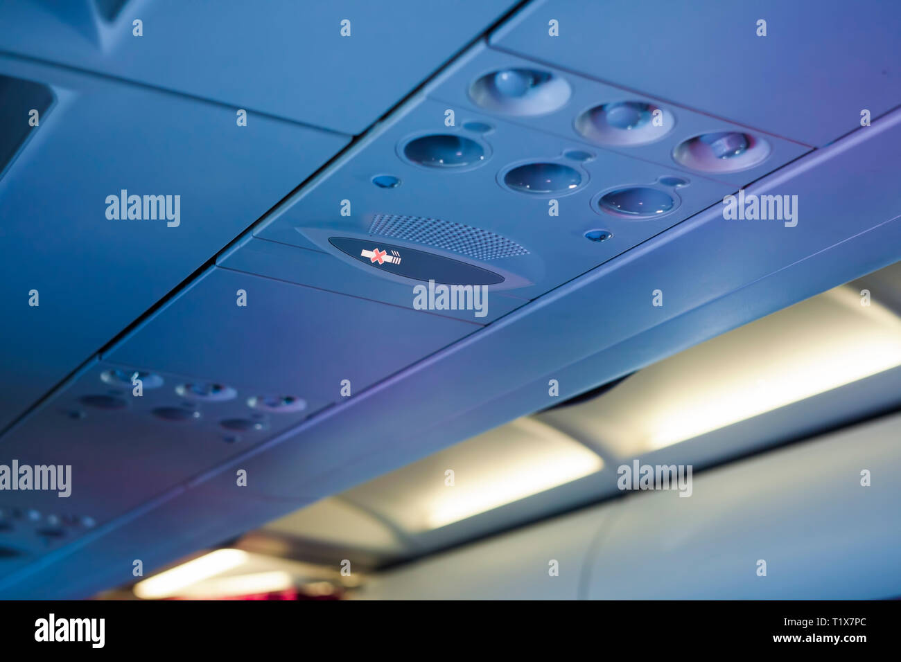 No smoking sign auf dem Flugzeug Interieur Stockfoto