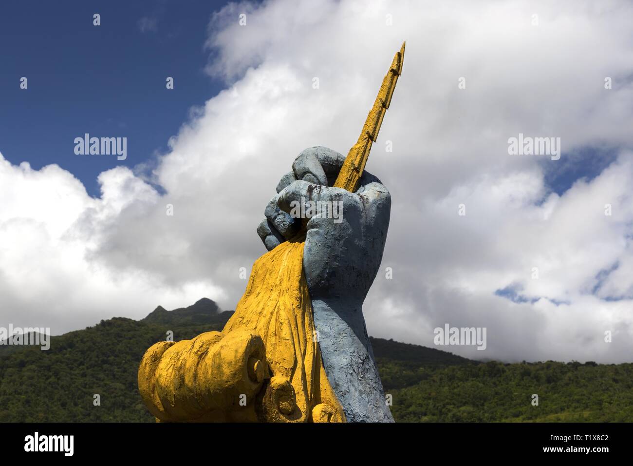 Die menschliche Faust hält eine Blitzskulptur, das Symbol der Erntekraft der Natur am Aussichtspunkt Mirador De Fortuna in der Provinz Panama Chiriqui Stockfoto