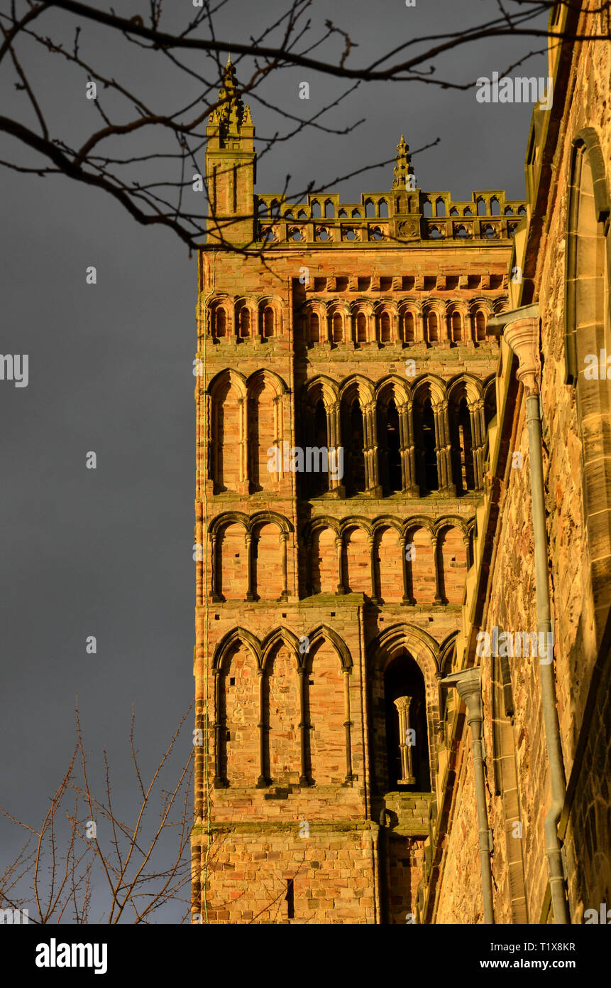 Detail der Südturm am Ende des Kirchenschiffes, Durham Cathedral, Durham, County Durham, England, Februar 2019 Stockfoto