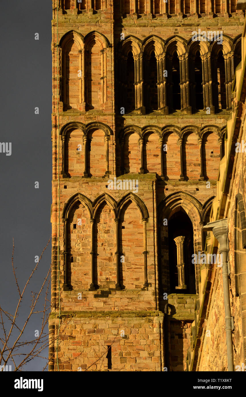 Detail der Südturm am Ende des Kirchenschiffes, Durham Cathedral, Durham, County Durham, England, Februar 2019 Stockfoto