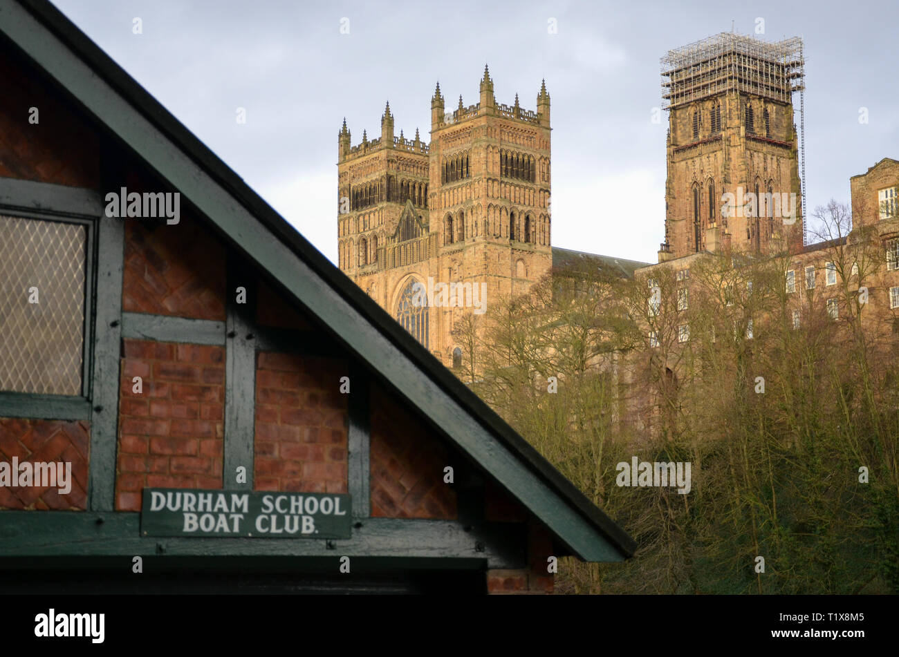 Durham Kathedrale auf dem Fluss Wear, Durham, County Durham, England, Februar 2019 Stockfoto