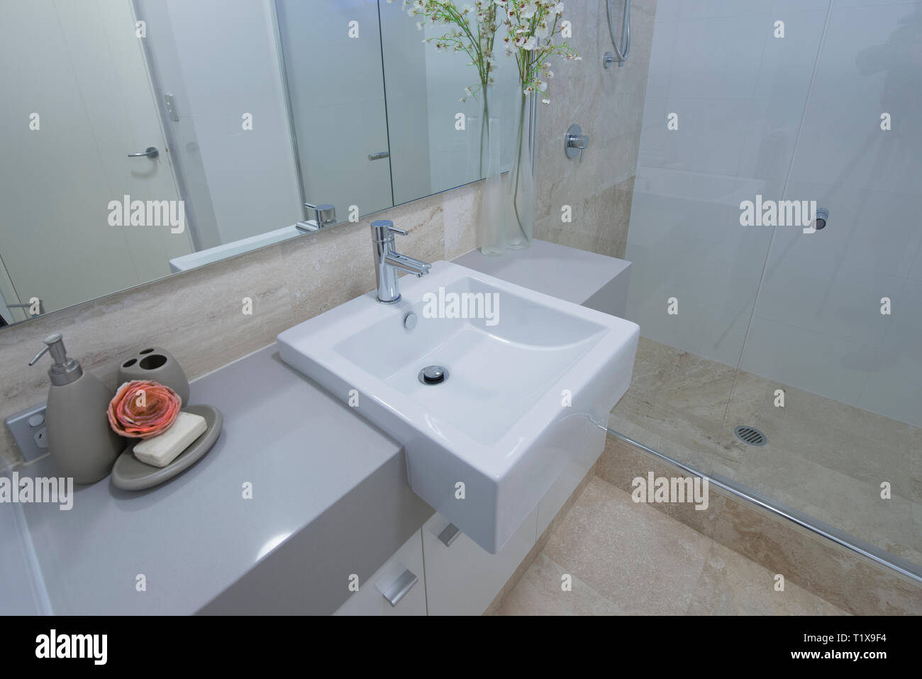 Badezimmer in moderne australische Home, große helle Zimmer, Holzböden, Metall Geländer, Kunstwerke, Outdoor und Balkon unterhalten. Stockfoto