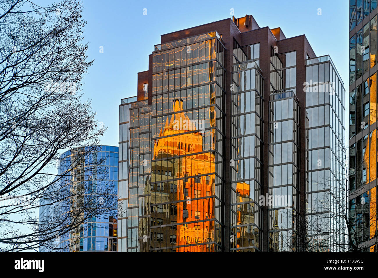 Reflexion der historischen Art Deco Marine Gebäude in modernem Glas Office Tower, Vancouver, British Columbia, Kanada Stockfoto