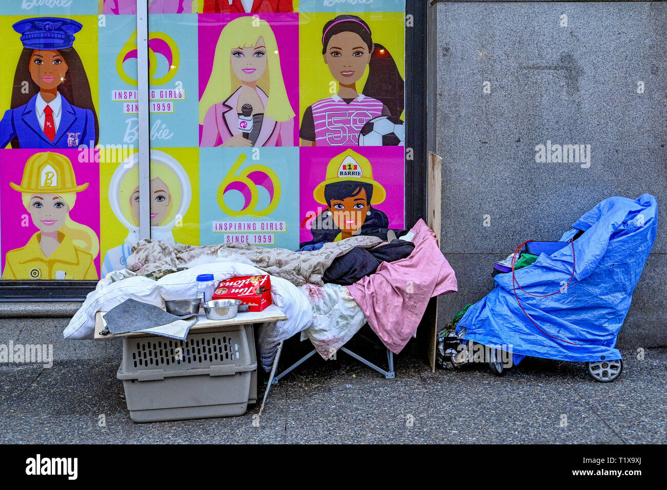 Obdachlose Person schlafen auf der Granville Street, Downtown, Vancouver, British Columbia, Kanada Stockfoto