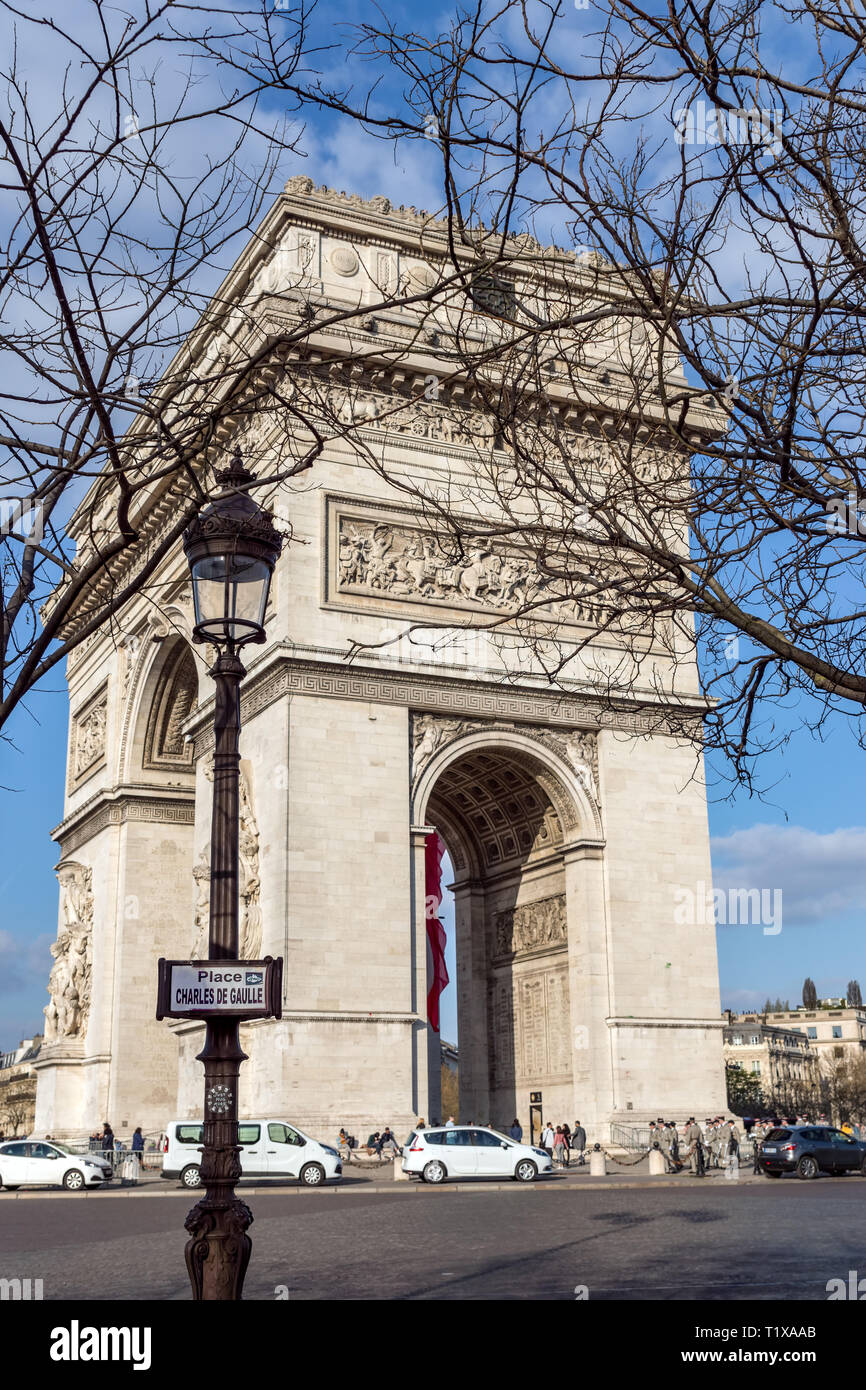 Paris, Frankreich: Triumphbogen mit Straßenlaterne im Vordergrund Stockfoto