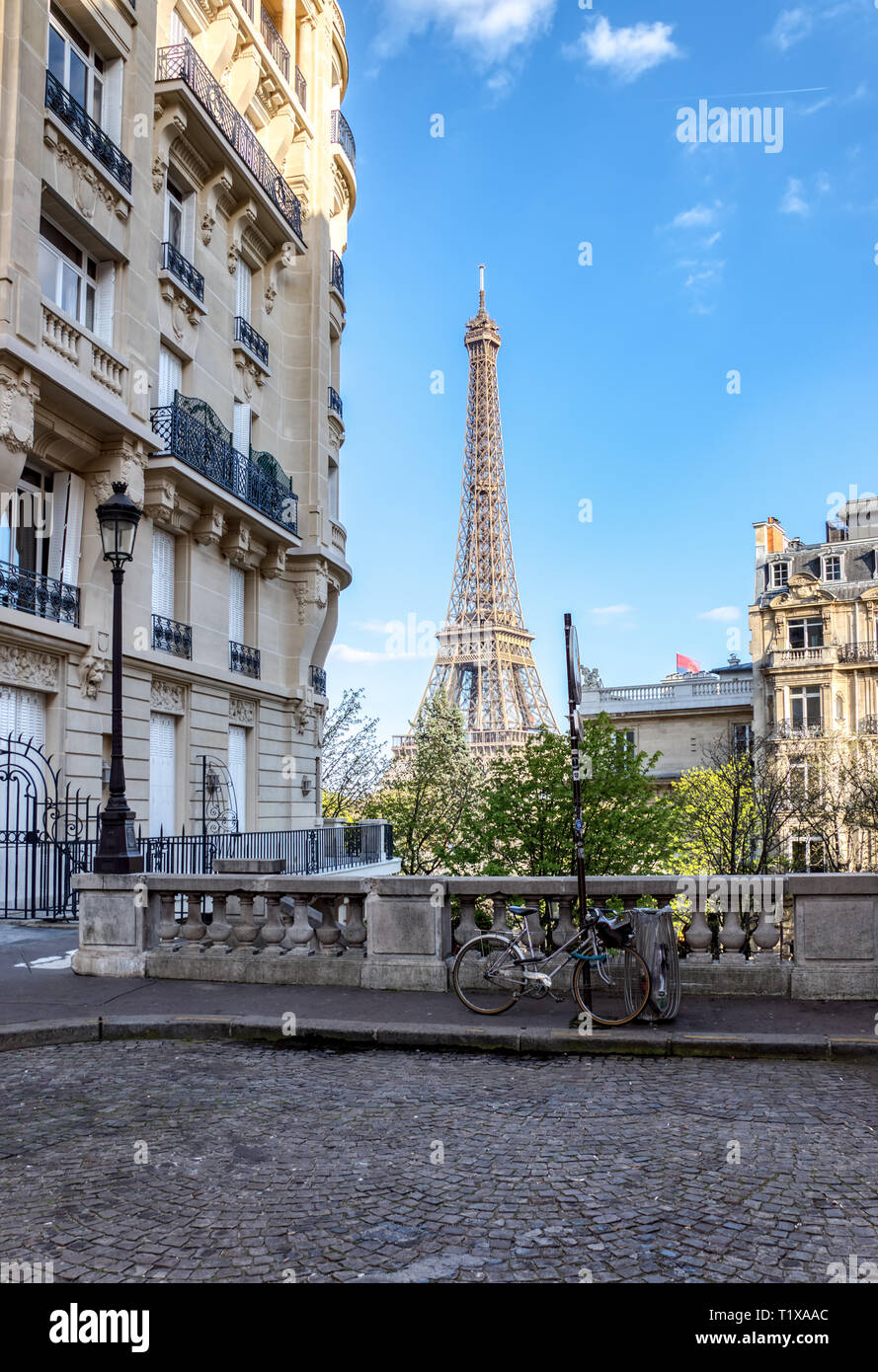Paris, Frankreich: Blick auf den Eiffelturm von der Avenue de Camoens Stockfoto