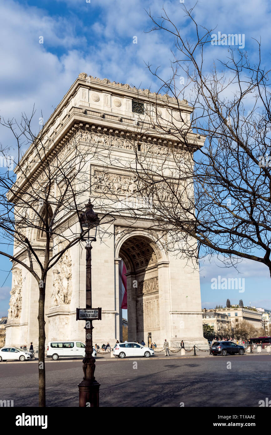 Paris, Frankreich: Triumphbogen mit Straßenlaterne im Vordergrund Stockfoto