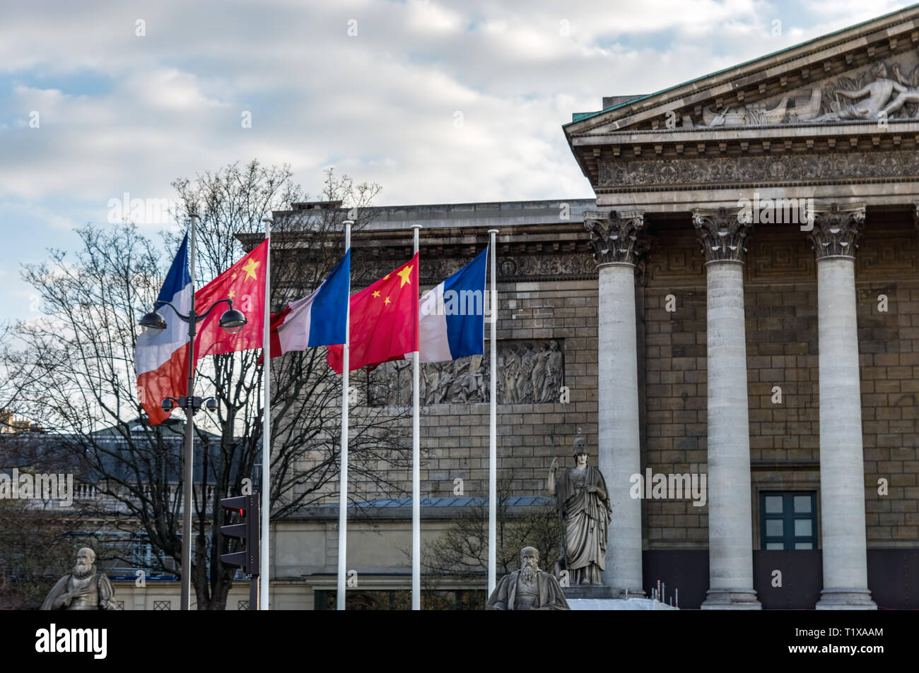 Paris: Französische und Chinesische Fähnchen im Wind vor der Nationalversammlung Stockfoto