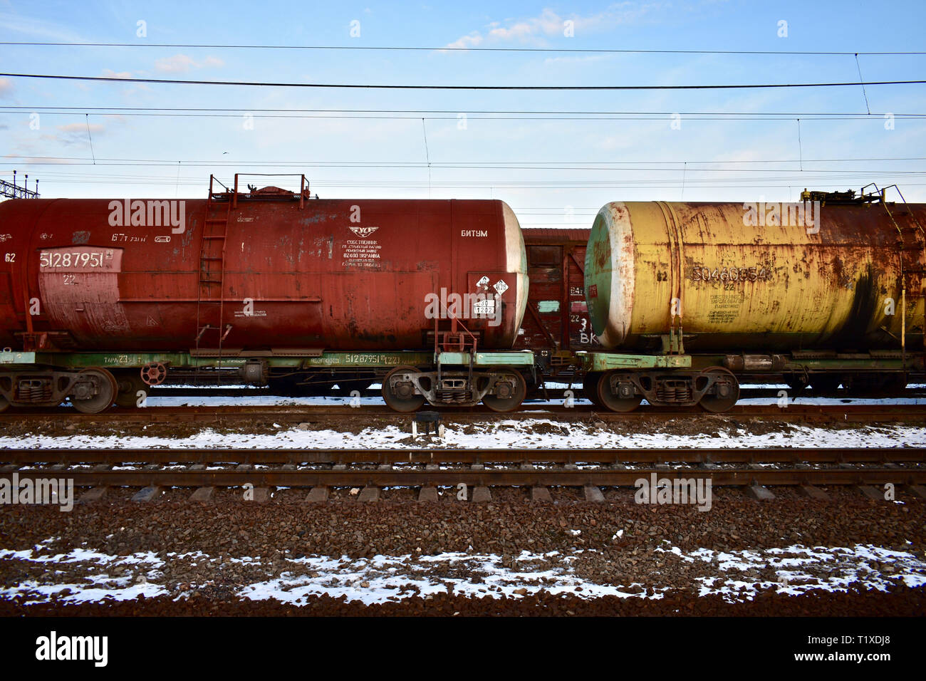 Kesselwagen geparkt auf einem Bahnhof in Stryi, Ukraine Stockfoto
