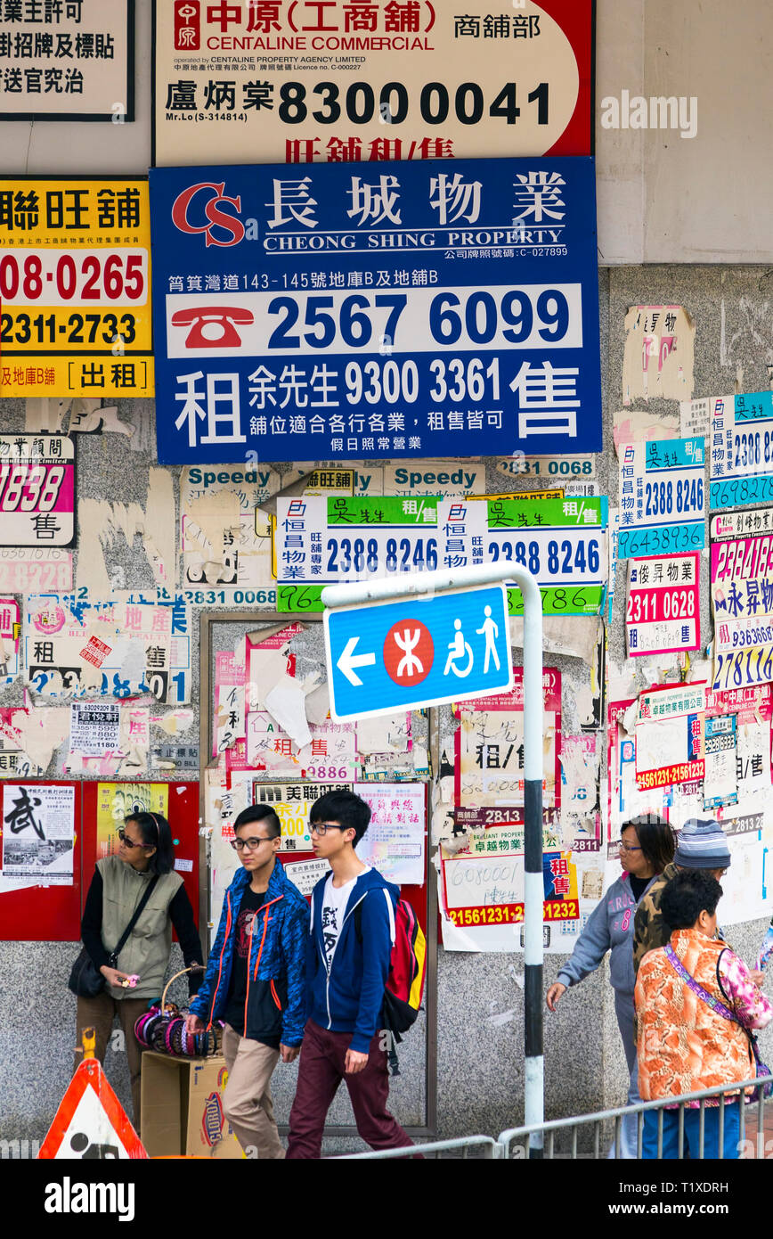 Immobilienanzeigen und Fußgänger, Causeway Bay, Hong Kong, SAR, China Stockfoto