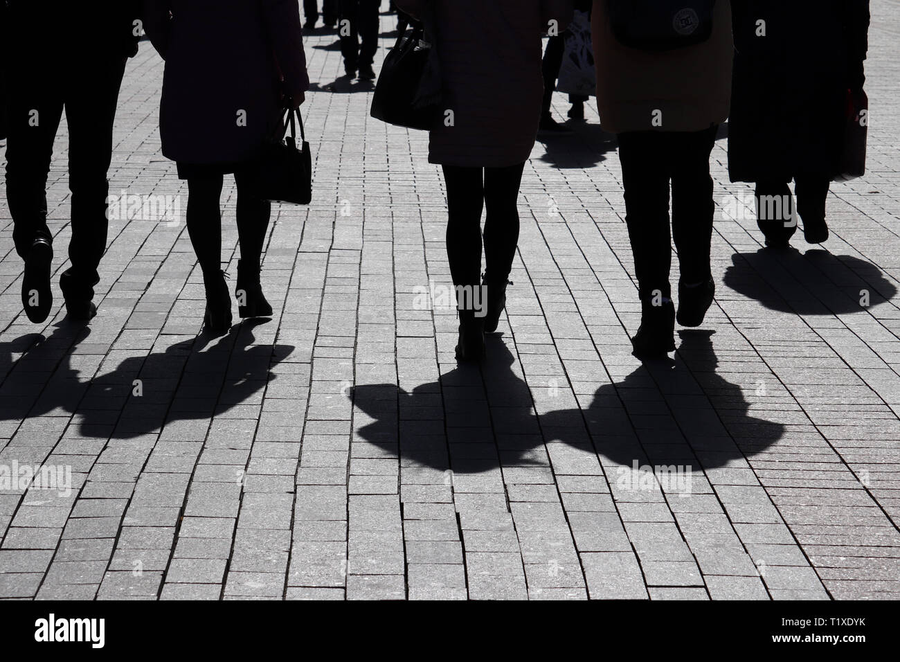 Silhouetten und Schatten der Menschen auf der Straße. Menge hinunter auf Bürgersteig, Konzept der Gesellschaft, Bevölkerung, Fußgänger, städtischen dramatische Leben Stockfoto