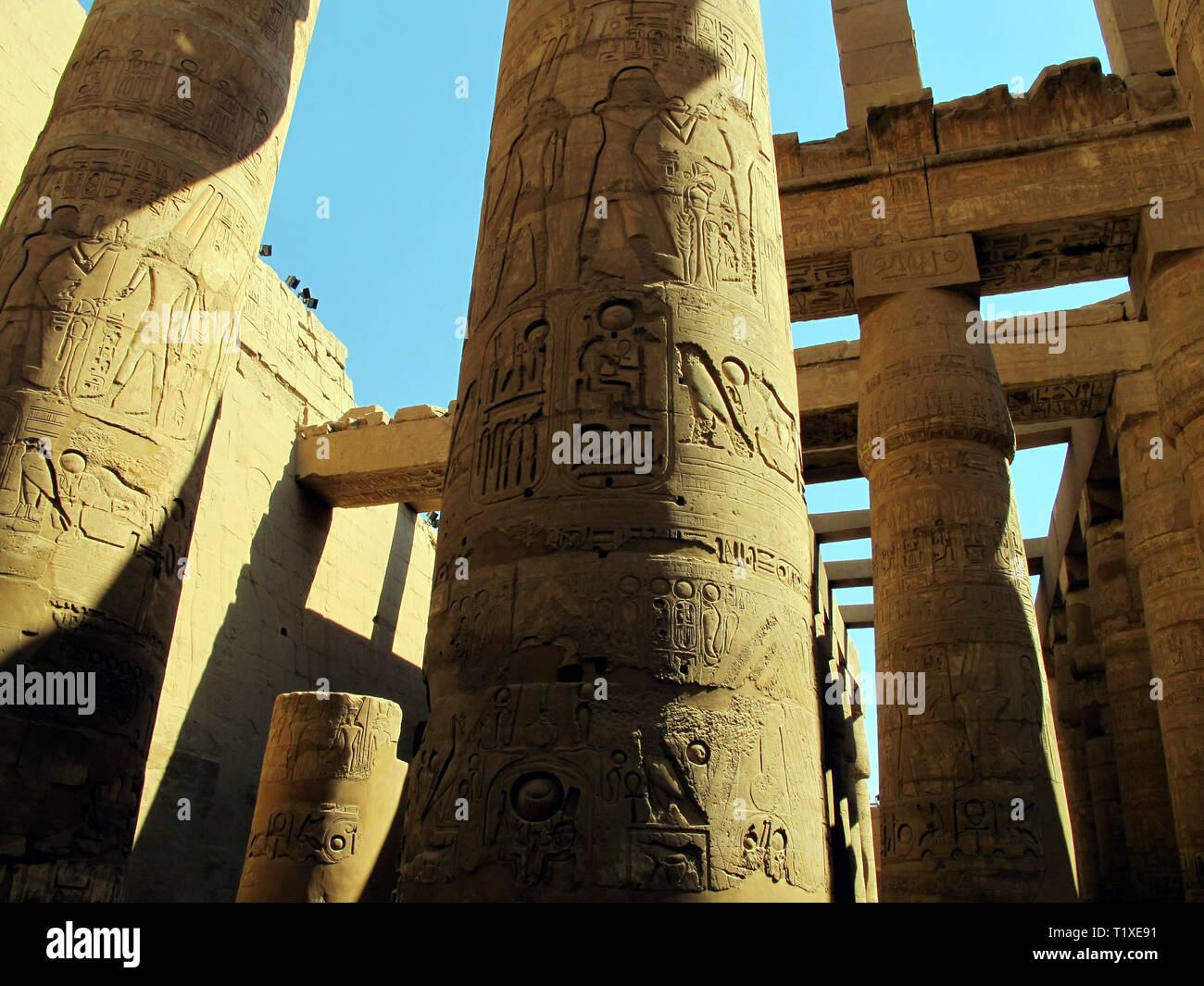 Ägypten, Luxor - 26.07.2010: Zentrale Kolonnade des Tempels von Karnak in Luxor. Historische Monumente der Antike. Sehenswürdigkeiten von Ägypten. Luxor. Stockfoto