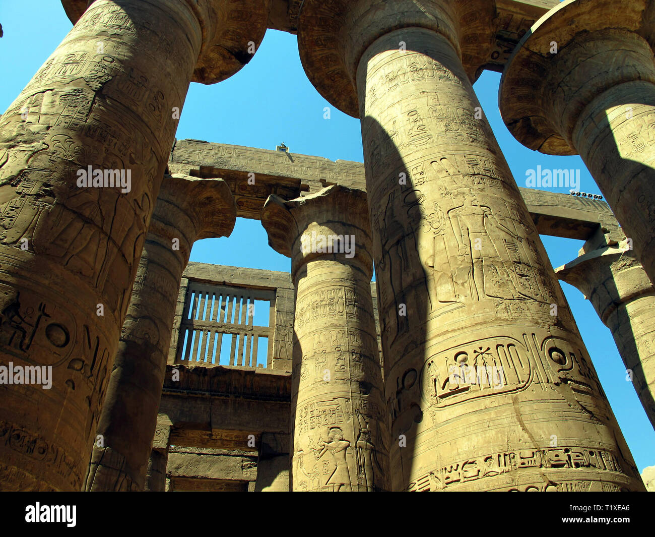 Ägypten, Luxor - 26.07.2010: Zentrale Kolonnade des Tempels von Karnak in Luxor. Historische Monumente der Antike. Sehenswürdigkeiten von Ägypten. Luxor. Stockfoto