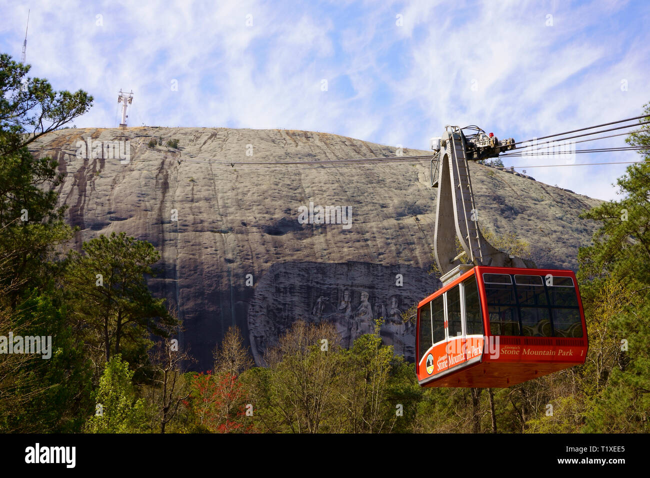 STONE Mountain, Georgia, USA - 19. MÄRZ 2019: Skyride Seilbahn vor Stone Mountain Summit mit berühmten Felsen Erleichterung. Stockfoto